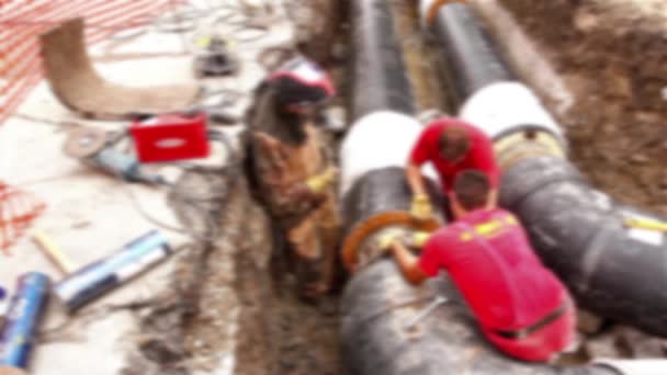 Homályos tekintettel, a csapat a munkavállalók, amíg egy új csővezeték szerelvény. — Stock videók
