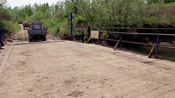 Traghetto per il trasporto di macchine agricole attraverso il fiume — Video Stock