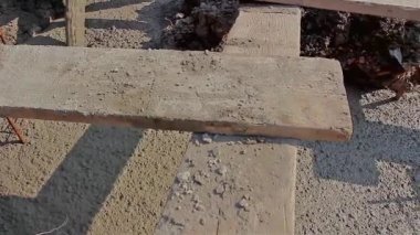 Beton çelik çubukları takviye üzerinde müessesesi yayılıyor.