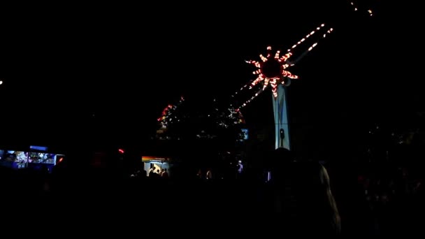 Amusement park in the evening. — Stock Video