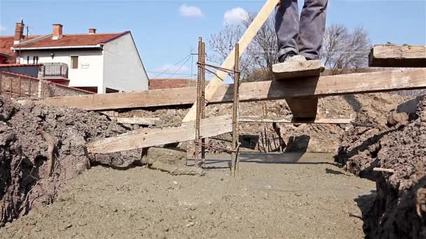 Beton dökme sonra seviyelendirme. — Stok video