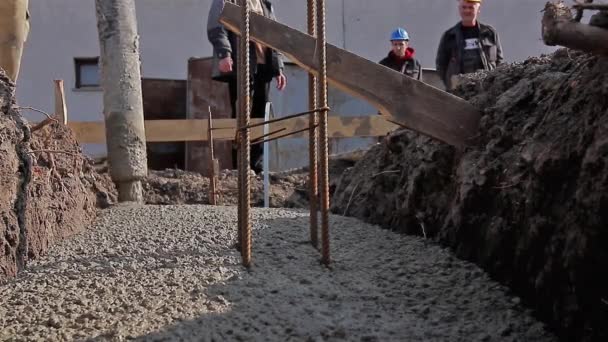 Il calcestruzzo si sta diffondendo in fondazione su barre di rinforzo in acciaio . — Video Stock