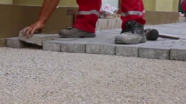 Masonlar eller kaldırım taşı uygun olan.