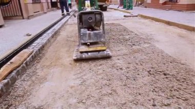 Şehrin sokak inşaat sahasında toprak sıkıştırma olduğunu.
