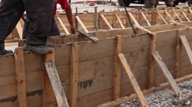 Beton ile sürekli döküm dökülür.