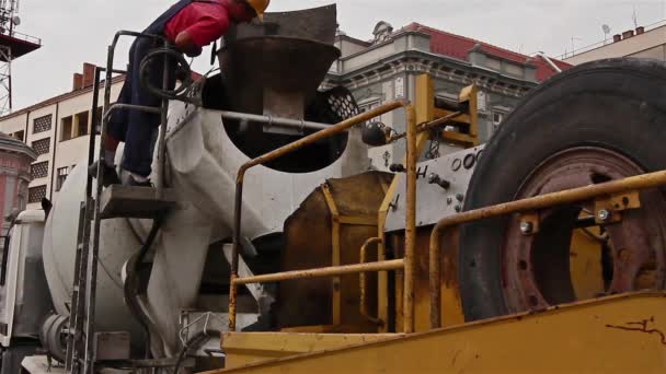 Beton pumpt zwischen Lastwagen zum Fundament. — Stockvideo