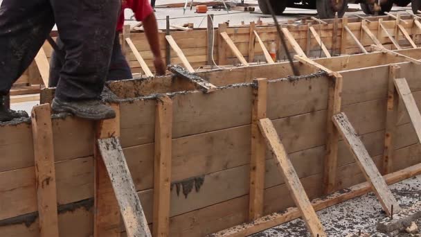 Betongen hälls med kontinuerlig gjutning. — Stockvideo