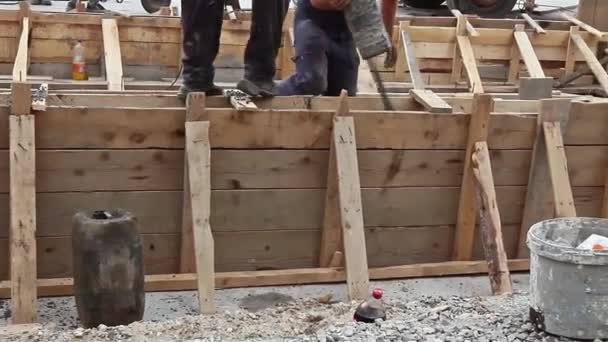 Beton worden gegoten met uitrusting voor continugieten. — Stockvideo