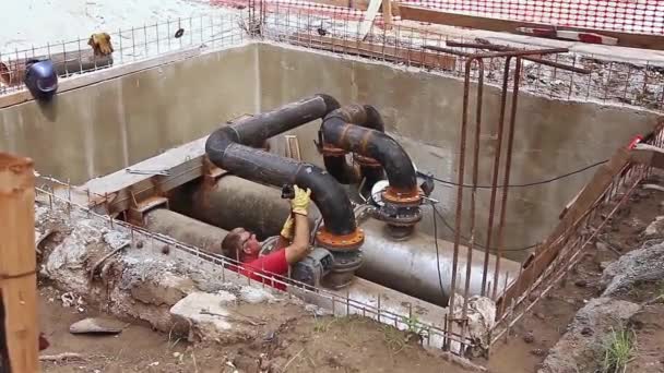 Manlucka, metallarbetare förbereder pipeline nod för svetsning. — Stockvideo