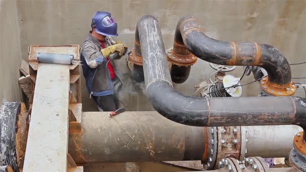 Trou d'homme, métallurgiste prépare nœud de pipeline pour le soudage . — Video