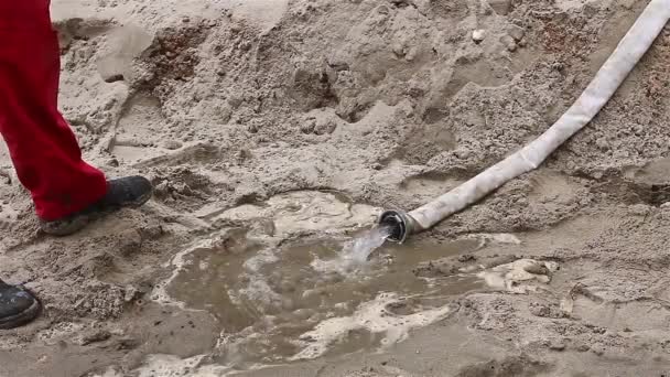 Le sable absorbe l'eau . — Video