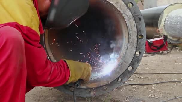 Soldador é flange de soldagem para o tubo . — Vídeo de Stock