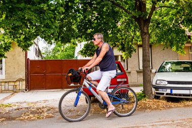 Adam Bisiklet Bisiklet sepet içinde evde beslenen hayvan köpek ile.
