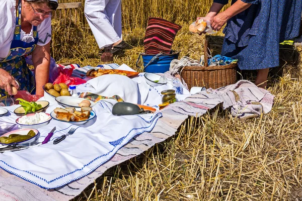 女性は昔のままのレトロなスタイルの朝食を準備してください。. — ストック写真