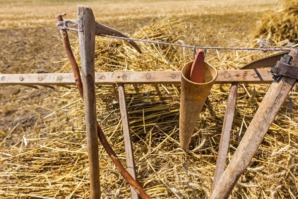 Old harvest tool, scythe and wooden rake. — Stock Photo, Image