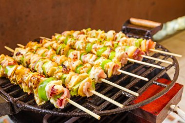 Barbekü Barbekü şiş, ızgara sebze şiş ile - yakın çekim.