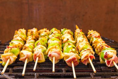 Barbekü Barbekü şiş, ızgara sebze şiş ile - yakın çekim.