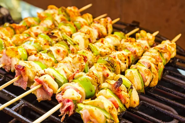 Barbekü Barbekü şiş, ızgara sebze şiş ile - yakın çekim.