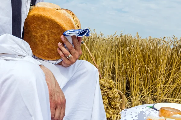 Delicioso pão está na mão do agricultor . — Fotografia de Stock