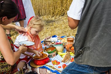 Çocuklar kahvaltı hasat vardır. 