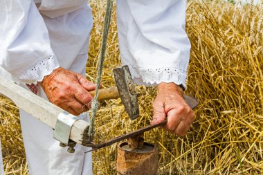 Çiftçi Keskinleştirme, Ütü, tırpan bıçakta onarmak.