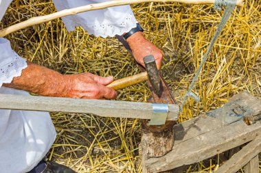 Çiftçi Keskinleştirme, Ütü, tırpan bıçakta onarmak.