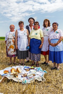 Hasat için kahvaltı hazırlarken kişi altındadır.