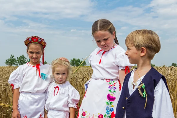 Kinderen gekleed in Hongaarse klederdracht in de oogsttijd. — Stockfoto