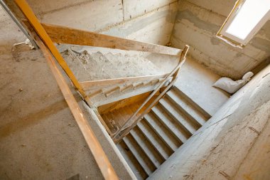 Geçici güvenlik önlemi olarak hazırlanmış, tamamlanmamış beton merdivenler, ahşap korkuluklar iniyor, yapım aşamasında..