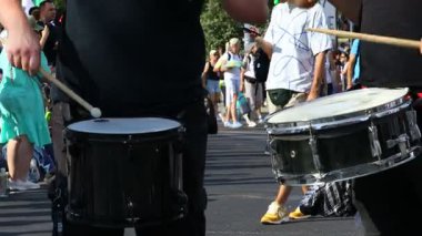 Belgrad, Sırbistan - 28 Haziran 2025: Müzikal icracılar hükümet yolsuzluğu, rejimi protesto etmek amacıyla çubuklarla davul çalıyor, trajik bir kazada hayatını kaybeden 16 kişi ve tren istasyonu için adalet talep ediyorlar   