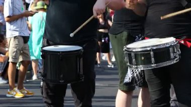Belgrad, Sırbistan - 28 Haziran 2025: Müzikal icracılar hükümet yolsuzluğu, rejimi protesto etmek amacıyla çubuklarla davul çalıyor, trajik bir kazada hayatını kaybeden 16 kişi ve tren istasyonu için adalet talep ediyorlar   