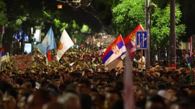 Belgrad, Sırbistan - 28 Haziran 2025: Öğrenciler ve vatandaşlar hükümet yolsuzluğunu, rejimini protesto ettiler, trajik bir kazada hayatını kaybeden 16 kişi ve tren istasyonu için adalet istediler