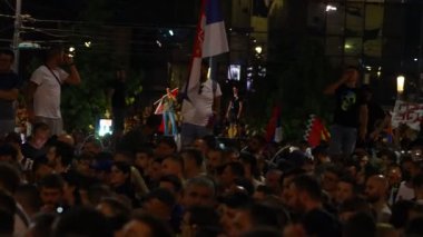 Belgrad, Sırbistan - 28 Haziran 2025: Öğrenciler ve vatandaşlar hükümet yolsuzluğunu, rejimini protesto ettiler, trajik bir kazada hayatını kaybeden 16 kişi ve tren istasyonu için adalet istediler