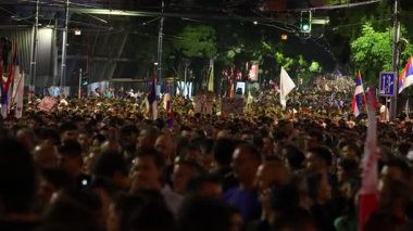 Belgrad, Sırbistan - 28 Haziran 2025: Öğrenciler ve vatandaşlar hükümet yolsuzluğunu, rejimini protesto ettiler, trajik bir kazada hayatını kaybeden 16 kişi ve tren istasyonu için adalet istediler