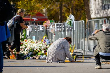 Trajik kazanın yaşandığı yerdeki mumlar ve çiçekler tren istasyonundaki tepe örtüsü çökmüş. Anma toplantısı, toplu keder, 16 can kaybının anısı ve dayanışması