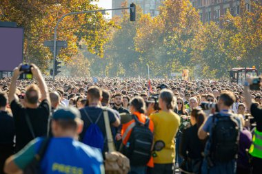 Novi Sad, Sırbistan - 11.01.2025: Anma toplantılarına katılan binlerce kişi trajik bir kazada hayatını kaybedenler için kolektif keder, hatırlama ve dayanışmayı yansıtıyor