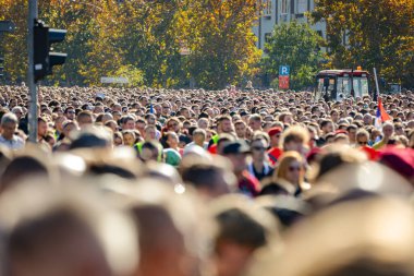 Novi Sad, Sırbistan - 11.01.2025: Anma toplantılarına katılan binlerce kişi trajik bir kazada hayatını kaybedenler için kolektif keder, hatırlama ve dayanışmayı yansıtıyor