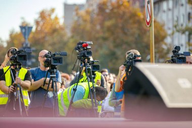 Bir grup fotoğrafçı, canlı yayında gazeteciler, kamera önünde toplanma, toplu yas, tren istasyonunda tepe örtüsü çöktüğünde trajik bir kazada hayatını kaybeden 16 kişi.
