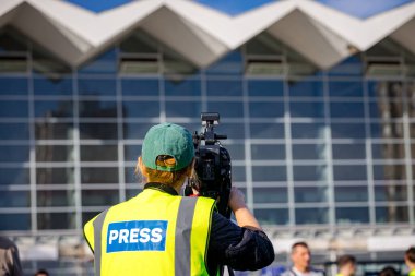 Video üretimi, basın konsepti, modern canlı yayın, kamera anısına toplanma, toplu yas, tren istasyonunda tepe örtüsü çöktüğünde trajik bir kazada 16 can kaybı