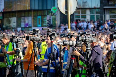 Bir grup fotoğrafçı, canlı yayında gazeteciler, kamera önünde toplanma, toplu yas, tren istasyonunda tepe örtüsü çöktüğünde trajik bir kazada hayatını kaybeden 16 kişi.