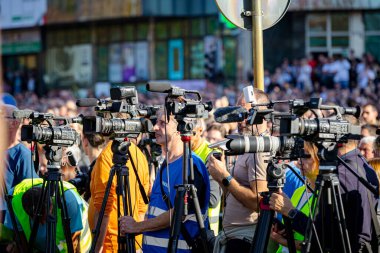 Bir grup fotoğrafçı, canlı yayında gazeteciler, kamera önünde toplanma, toplu yas, tren istasyonunda tepe örtüsü çöktüğünde trajik bir kazada hayatını kaybeden 16 kişi.