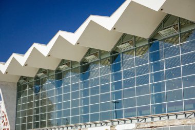 Novi Sad, Sırbistan - 11,01,2025: Kubbe çöktükten sonra modern zigzag çatısı ve cam cepheli tren istasyonu binası. Bina, trajediden sonra gözle görülür hasar gösteriyor.