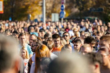 Novi Sad, Sırbistan - 11.01.2025: Anma toplantılarına katılan binlerce kişi trajik bir kazada hayatını kaybedenler için kolektif keder, hatırlama ve dayanışmayı yansıtıyor