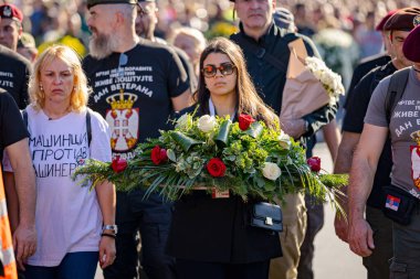 Novi Sad, Sırbistan - 11.01.2025: Anma toplantılarına katılan binlerce kişi trajik bir kazada hayatını kaybedenler için kolektif keder, hatırlama ve dayanışmayı yansıtıyor