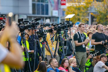 Novi Sad, Sırbistan 11.01.2025 Fotoğrafçı Grubu ve gazeteciler kullanım kameralarını kapsıyor. Anma toplama, toplu üzüntü, tren istasyonunda tepe örtüsü çöktüğünde trajik bir kazada 16 kişi hayatını kaybetti.