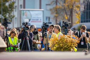 Novi Sad, Sırbistan 11.01.2025 Fotoğrafçı Grubu ve gazeteciler kullanım kameralarını kapsıyor. Anma toplama, toplu üzüntü, tren istasyonunda tepe örtüsü çöktüğünde trajik bir kazada 16 kişi hayatını kaybetti.