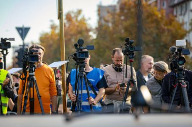 Bir grup fotoğrafçı, canlı yayında gazeteciler, kamera önünde toplanma, toplu yas, tren istasyonunda tepe örtüsü çöktüğünde trajik bir kazada hayatını kaybeden 16 kişi.