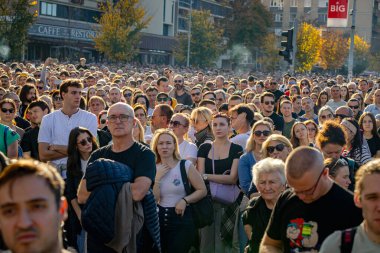 Novi Sad, Sırbistan - 11.01.2025: Anma toplantılarına katılan binlerce kişi trajik bir kazada hayatını kaybedenler için kolektif keder, hatırlama ve dayanışmayı yansıtıyor