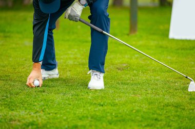Golfçünün eli konum, düzenleme, yerleştirme, golf sahasında yeşil çimen ile golf topu koymak