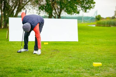 Golfçünün eli konum, düzenleme, yerleştirme, golf sahasında yeşil çimen ile golf topu koymak